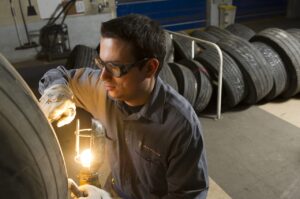 Une intersyndicale de Michelin interpelle la présidence face à la baisse d