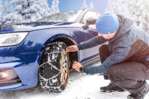 Comment bien installer des chaînes ou des chaussettes à neige ?