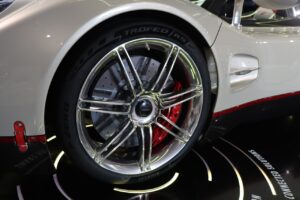 Pagani Huayra R EVO avec des pneus Pirelli P Zero Trofeo RS