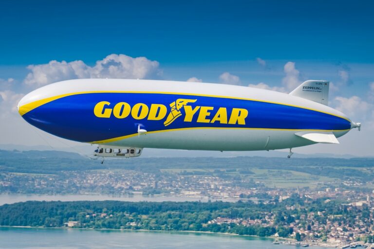 La tête dans les nuages et les yeux sur la piste, nous avons survolé Le Mans avec le Blimp