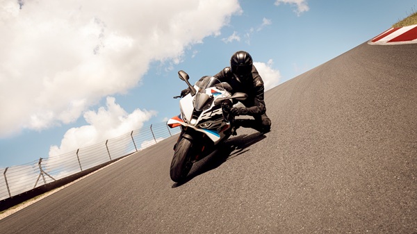 Disponible à parti de début 2026, le ContiSportAttack 5 est adapté pour les pilotes à la recherche de sensations de conduite maximales. ©Continental