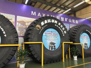Pneus géants destinés aux engins miniers : Sailun couvre aussi les usages les plus extrêmes, avec des modèles pouvant dépasser quatre mètres de diamètre. ©JDP