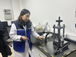 Dans les laboratoires de Sailun, une ingénieure présente un test de résistance sur des composants de pneus, étape clé du contrôle qualité et de la R&D. ©JDP