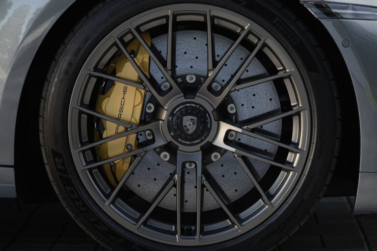 Pirelli repousse les limites avec un P Zero R taillé pour la 911 Turbo S