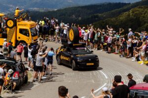 Continental électrifie la caravane du Tour avec Ford