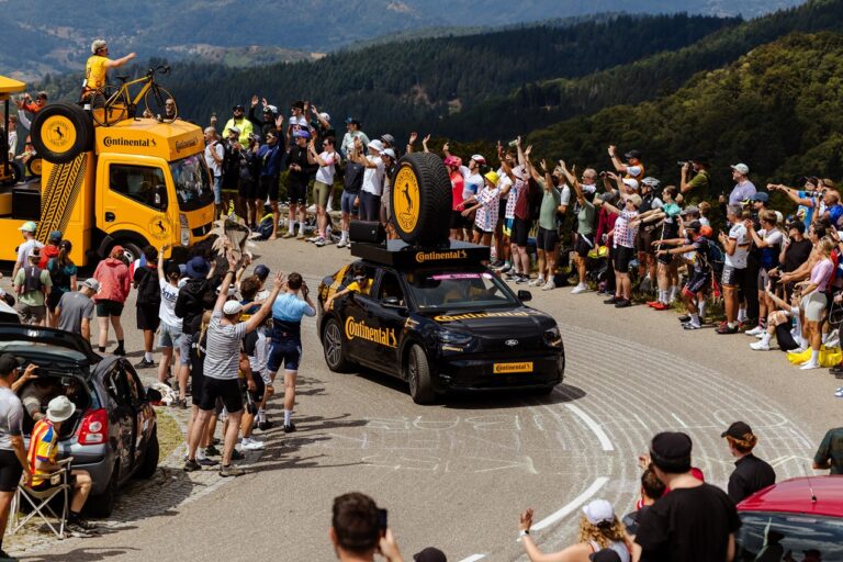 Continental électrifie la caravane du Tour avec Ford