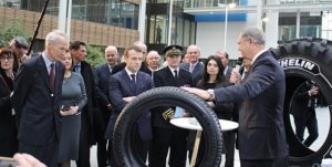 Emmanuel Macron loue le modèle Michelin