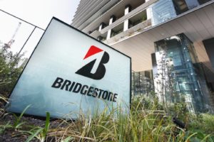 Bridgestone : les salariés de Béthune manifestent devant leur usine