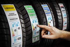 Des tests contredisent les notes du label européen sur les pneus
