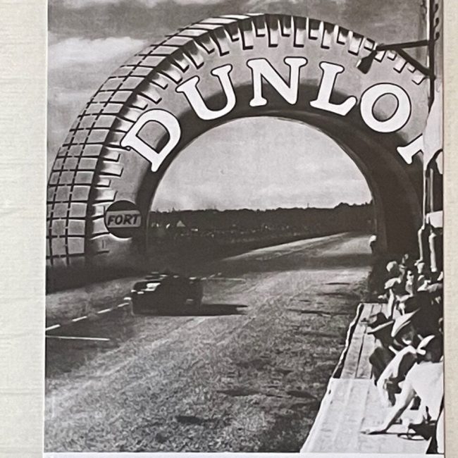 Le pneu sur l'avenue Dunlop (1930). ©Collection Dominique Stempfel