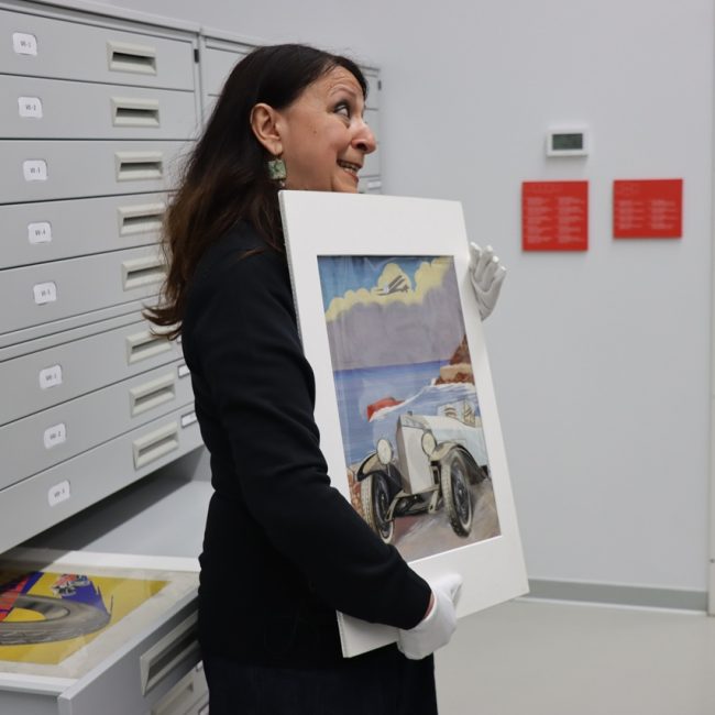 Cinzia Storti, responsable du contenu éditorial et de recherche de la fondation, retrace l’histoire de la communication de Pirelli en montrant d’anciennes publicités originales des années 1920. ©Pirelli