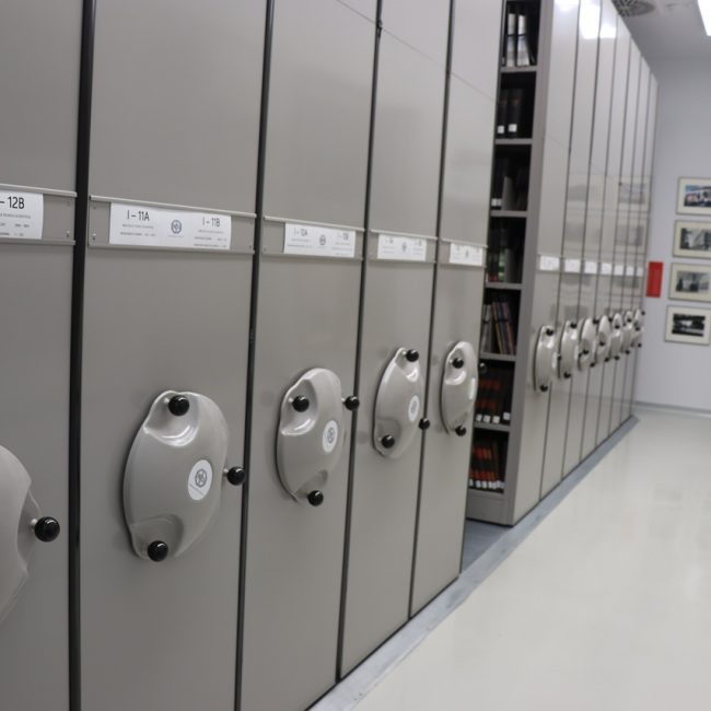 La bibliothèque technico scientifique entièrement dédiée à l’univers de la gomme – l’une des plus importantes du genre – reste ouverte aux chercheurs. ©Pirelli