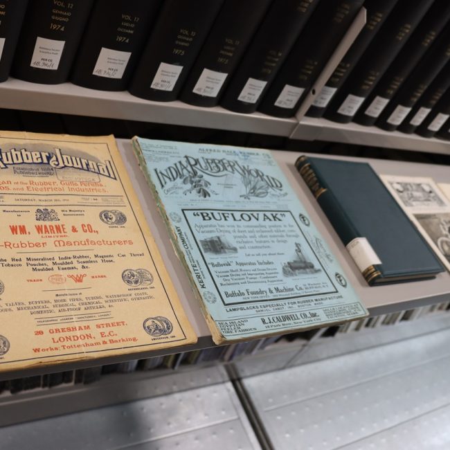 Dans les rayonnages de documents, on peut consulter des ouvrages anciens sur l’hévéa, ses dérivés et leurs applications dans de nombreuses langues. ©Pirelli