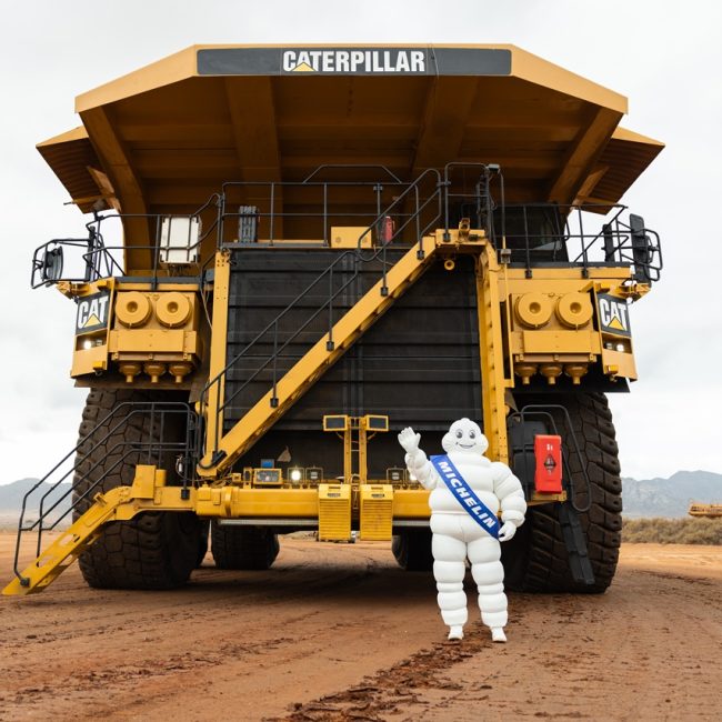 Le site accueille notamment les deux plus gros dumpers de la planète, des Caterpillar de 15 m de long, 10 de large, 8 de haut, équipés de pneumatiques pesant 5 tonnes chacun. ©Michelin-Alberto Monteagudo