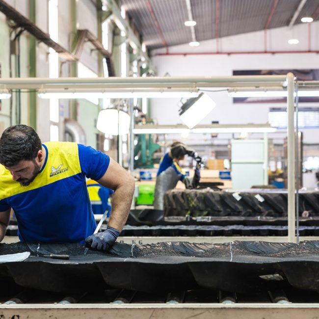 Les bâtiments du centre concentrent des métiers variés. Dans le laboratoire d'analyse des matériaux, des décortiqueurs déconstruisent les enveloppes pour tout voir et tout comprendre. ©Michelin-Alberto Monteagudo