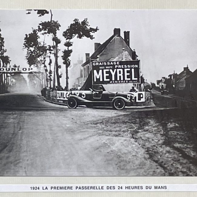 En 1924, illustration de la première passerelle Dunlop aux 24H du Mans qui reliait les tribunes aux espaces de restauration. ©Collection Dunlop France SA