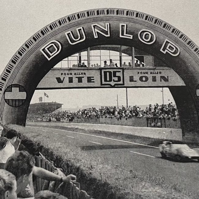 En 1948, un projet de tribune Dunlop naît sous l’idée de Raymond Roche, animateur de l’Automobile Club de Champagne qui souhaite la dédier à des fins professionnelles. Elle devient rapidement tribune de presse. ©Collection Dunlop France SA