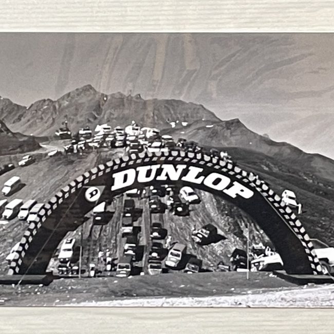 La passerelle Dunlop sera dupliquée à de nombreuses occasions pour accompagner divers événements du monde automobile à l’instar du salon du 4x4 de Val d’Isère, où elle a été acheminée à plusieurs reprises dans un décor spectaculaire. © Collection Dunlop France SA